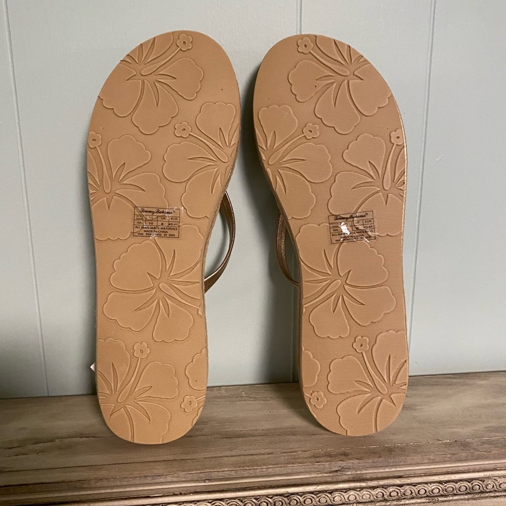 NWT Tommy Bahama Metallic Bronze Flip Flops size 10 - Picture 3 of 4